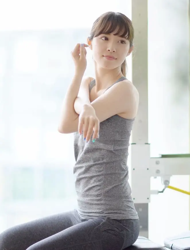 ストレッチする女性